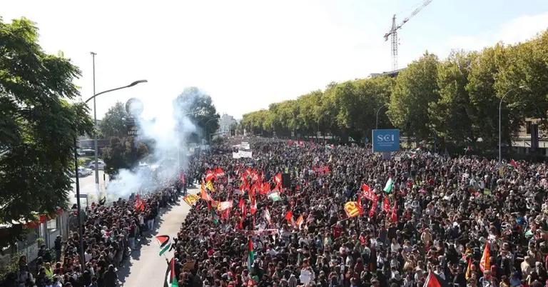 ইসরাইলের বিপক্ষে ম্যাচ বয়কটের দাবিতে বিক্ষোভ